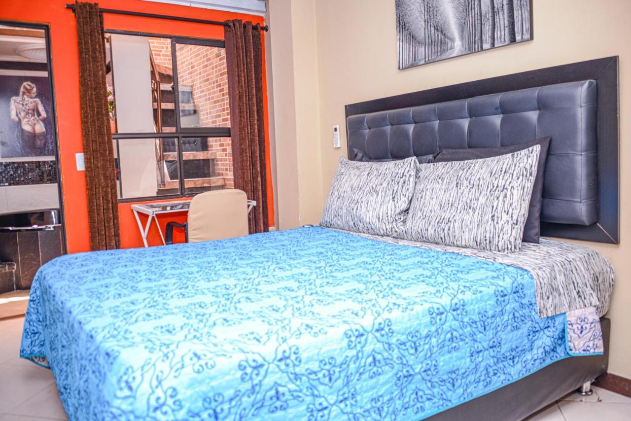 Calle 8 Suites Медельин Экстерьер фото