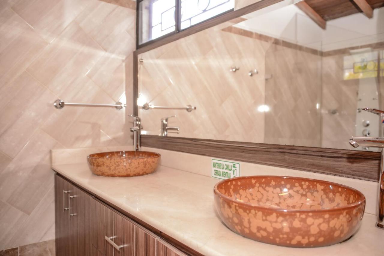 Calle 8 Suites Медельин Экстерьер фото